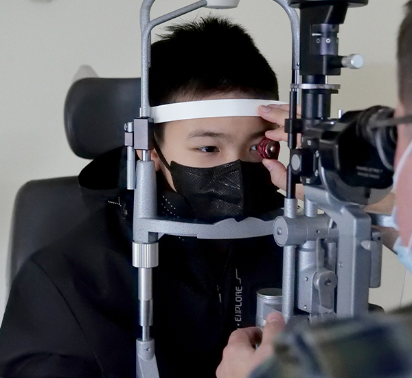 在 SickKids 接受眼科檢查的 Matthew。