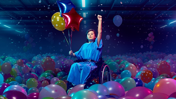 patient holding balloon