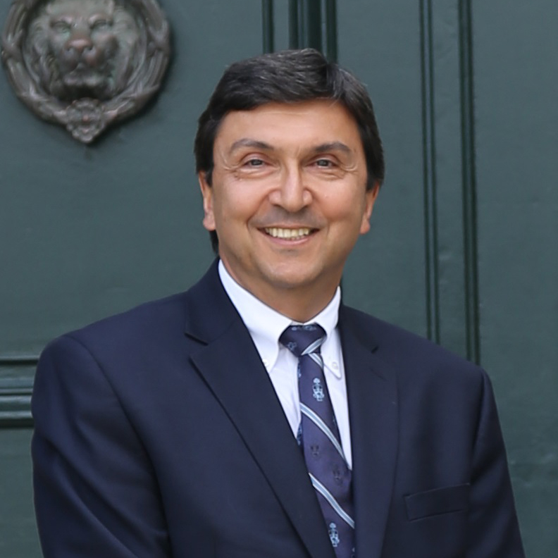 Headshot Dr. David Naylor
