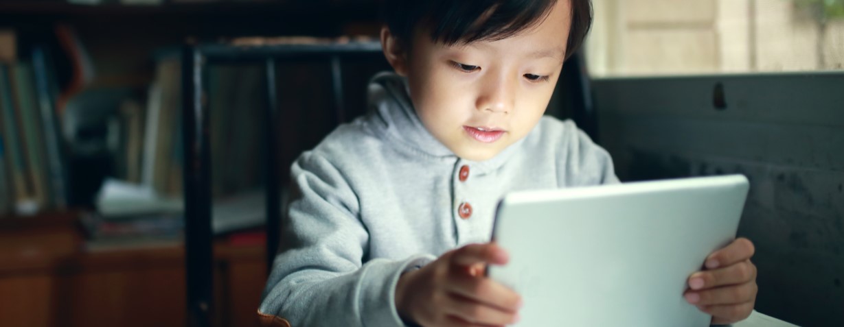 Limiting screen time - child on a tablet